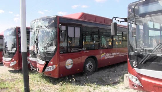 Autobus de Transbarca que sufrió un accidente contra un poste. Dentro de la flota hay 35 autobuses que están paralizados producto de los daños causados por La Guarimba, rompen sus vidrios, los atacan, están operativos pero tiene que esperar por los vidrios que han sido rotos por vándalos.