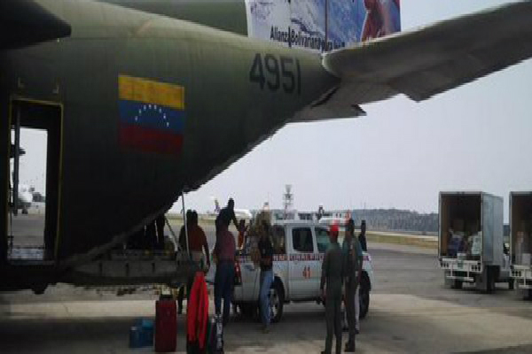 cuatro funcionarios, dos pertenecientes a Protección Civil y otros dos a Petróleos de Venezuela, PDVSA, viajaron en esta tercera avanzada para ayudar a la reparación de una planta de Petrocaribe afectada por este evento.