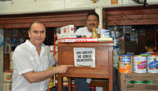Carlos Luna Romero, empresario de Cúcuta defiende a contrabandistas frente a tienda con productos venezolanos.