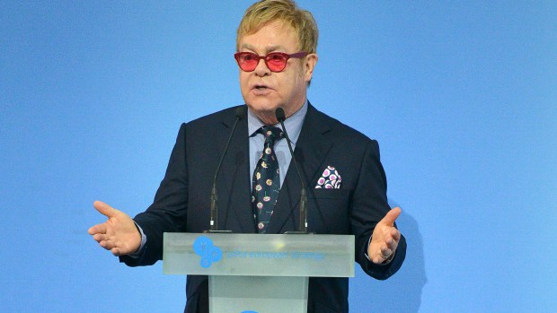 Elton John habla en un foro sobre la igualdad de derechos de los homosexuales, en Kiev, Ucrania