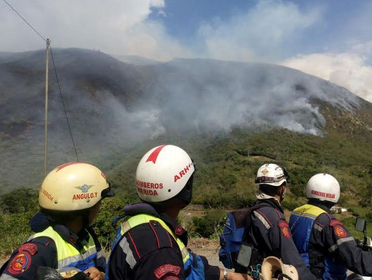 En 48 horas el incendio ha afectado 380 hectáreas de vegetación en Tovar y Rivas Dávila.