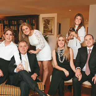 Con su familia: esposa, tres hijas y un yerno.