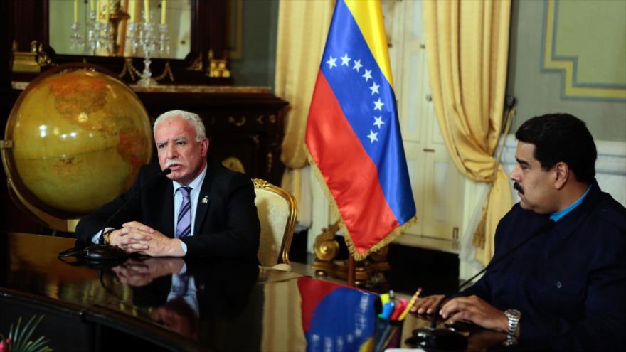 El presidende de Venezuela, Nicolás Maduro (dcha.) junto al ministro de Exteriores palestino, Riad Al-Malki, en el palacio presidencial Miraflores en Caracas