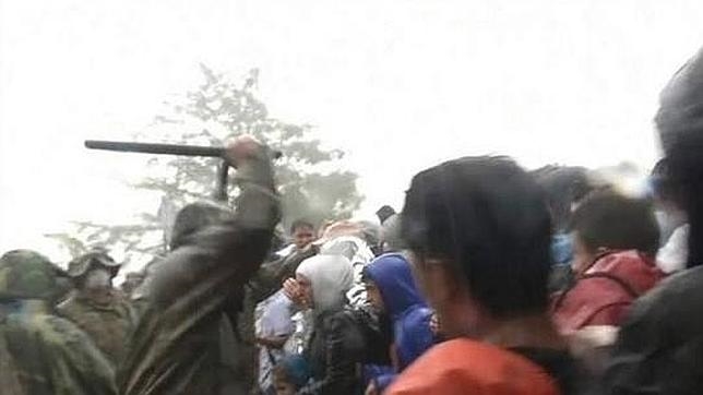 Policía golpea a refugiado en Macedonia
