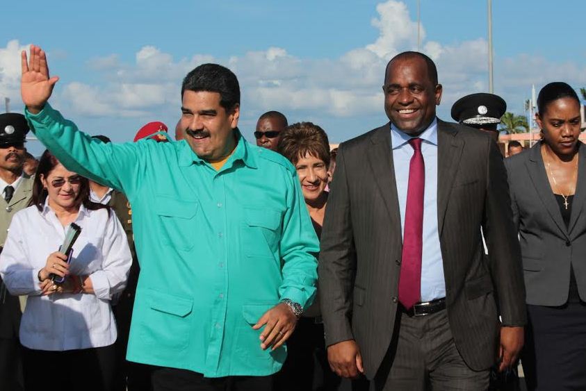 Venezuela beneficia a familias de Dominica con 300 Petrocasas