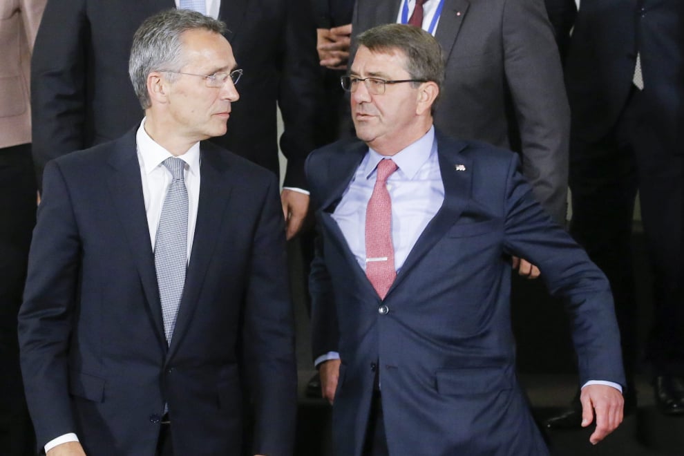 El secretario general de la OTAN, Jens Stoltenberg (izqda.), y el secretario de Defensa de EEUU, Ashton Carter, este jueves en Bruselas.