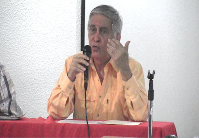 Profesor Vladimir Acosta quien está dictando el seminario: La visión marxista de la historia de Venezuela, en el CIM
