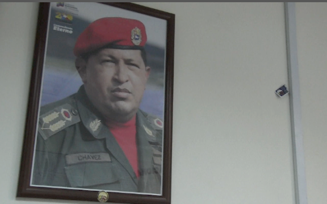 Desde una pared el camarada presidente Hugo Chávez observa muy serio y parece preguntarse que van a hacer las autoridades de la Asamblea Nacional con el caso planteado por sus trabajadores y trabajadoras