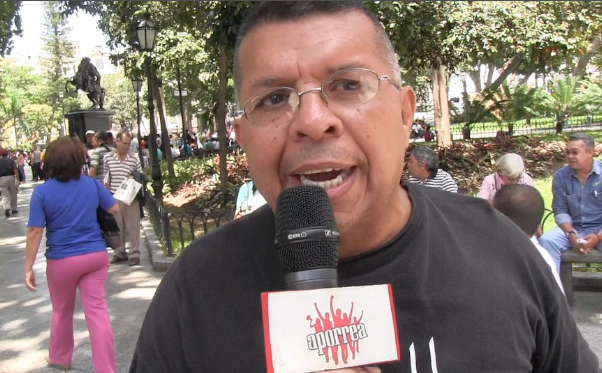 Tonny Navas dirigente sindial y productor radial en la plaza Bolívar de Caracas enlos 33 años de la Masacre de Cantaura