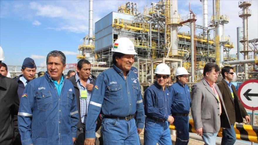 Evo Morales participa en las pruebas iniciales de la refinería Gualberto Villarroel, en Cochabamba en 2014
