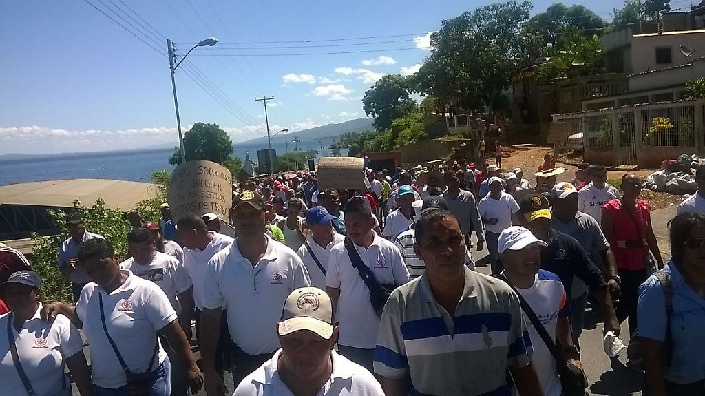 Trabajadores marchan en por las calles de Marigüitar en protesta pacífica