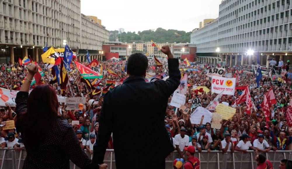 El presidente Maduro en Plaza Caracas de bote en bote.