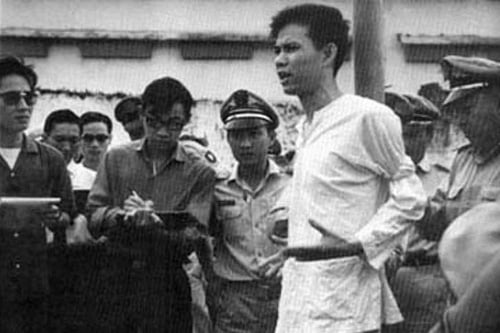 Troi integró la Unión de Juventud Popular Revolucionaria. El 17 de febrero de 1964 se presentó como voluntario para formar parte de una unidad especial en acción armada.