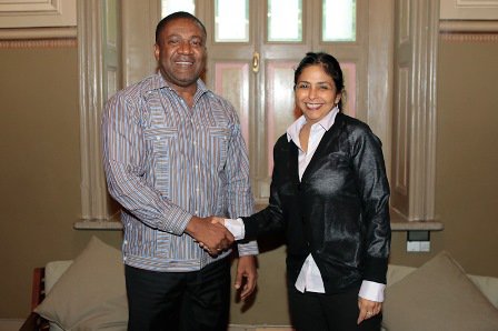 Phillip Paulwell, ministro de Energía, Minas, Ciencia y Tecnología de Jamaica y la canciller Delcy Rodríguez