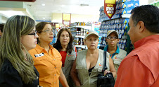 Tania Díaz recorre el supermercado Unicasa ubicado en el sector UD5 en Caricuao, Caracas