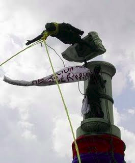 Hace 11 años el Movimiento Popular tumbaba la estatua de Colón. Se preguntan porqué el acto de inauguración de la Estatua de Guaicaipuro, se realizó a la medianoche dejando por fuera de la comvocatoria a un importante sector del Pueblo Bolivariano en lucha