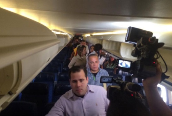 Manuel Rosales (camisa azul) a bordo del avión que lo trajo desde Aruba a Maracaibo