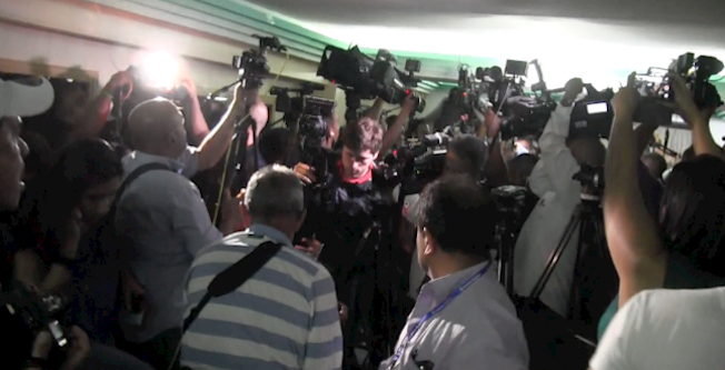 Ante la interrupción de la rueda de prensa los periodistas realizaron su labor, algunos se fueron asustados