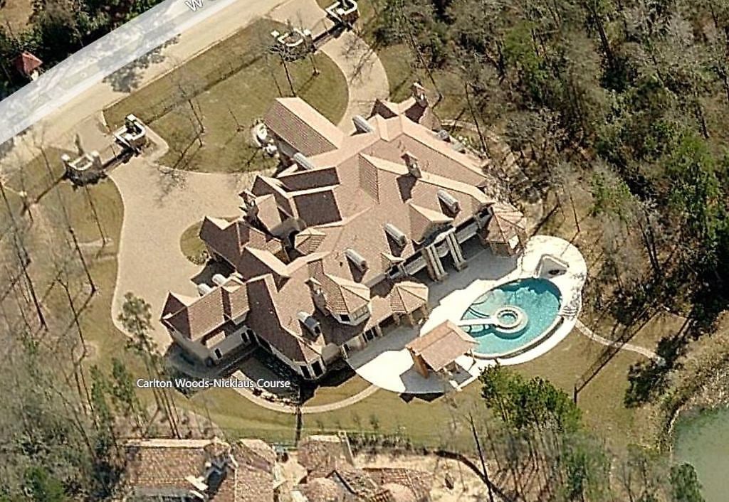 Una de las casas del petro-boliburgués Roberto Enrique Rincón Fernandez se encuentra en el area de The Woodlands, Texas, y está valorada en más de 5 millones de dólares.