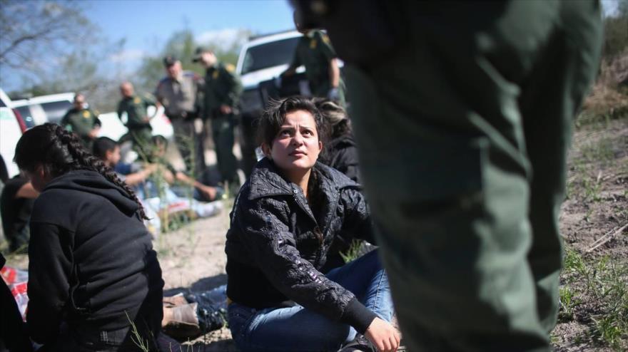 Un guardia fronterizo estadounidense interroga a una inmigrante indocumentada de El Salvador después de haber sido detenida al cruzar la frontera México-EE.UU. cerca de la ciudad de Río Grande, Texas (sur). 7 de diciembre de 2015.