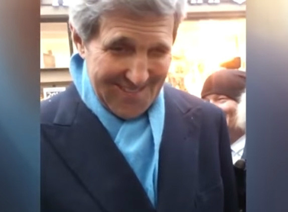 Durante su visita a Moscú John Kerry trató de comunicarse con la gente en la central calle Arbat, pero la pregunta de un niño ruso lo dejó desconcertado.