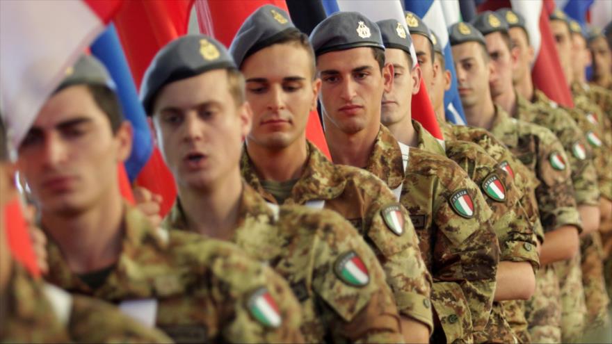 los soldados italianos serán desplegados en Trípoli (capital), donde tendrán la labor de vigilar los centros gubernamentales, las carreteras principales y los aeropuertos de la ciudad, así como de entrenar a las fuerzas de seguridad libias.