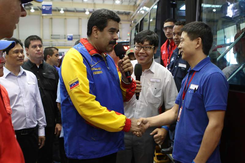 El Presidente Maduro durante la inauguración de la fábrica de autobuses Yutong en Yaracuy