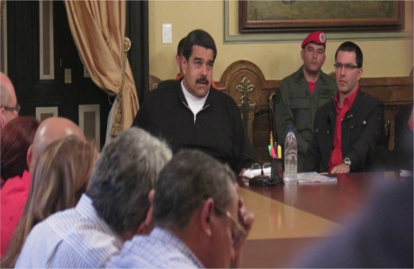 Nicolás Maduro junto a gobernadores y ministros