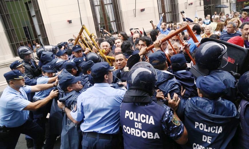 Manifestantes y trabajadores forcejean a las fueras de la Legislatura de Córdoba