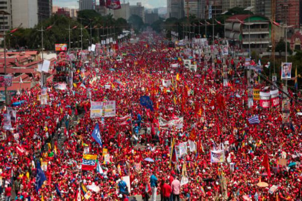 “Vamos a hacer el primer ensayo nacional del plan de movilización antigolpe, del plan de paz, los convoco a la gran movilización por todos los caminos, por todas las calles en carro, en autobús, en tractores, en burro, a caballo, a pie el 17 de diciembre en honor a Simón Bolívar nos vemos en Caracas”, invitó Maduro.