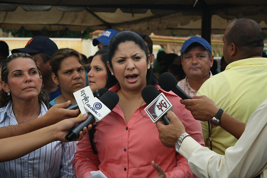 Nora Bracho, pillada repartiendo plata...a su lado la alcaldesa de Maracaibo que aplica el mismo "modus operandi".