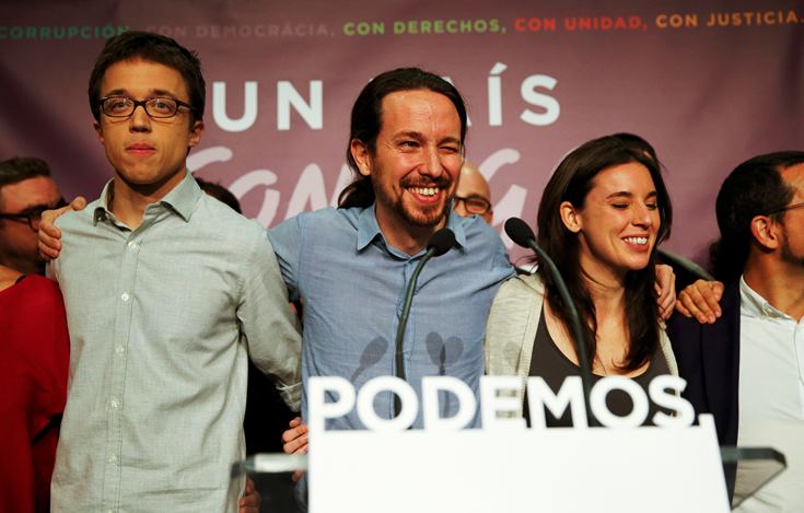 Pablo Iglesias, líder de Podemos, manda un guiño al público en Madrid tras conocerse los resultados de las elecciones