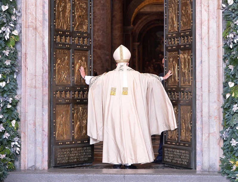 El papa Francisco abre la Puerta Santa de la Básilica de San Pedro tras 15  años de estar cerrada
