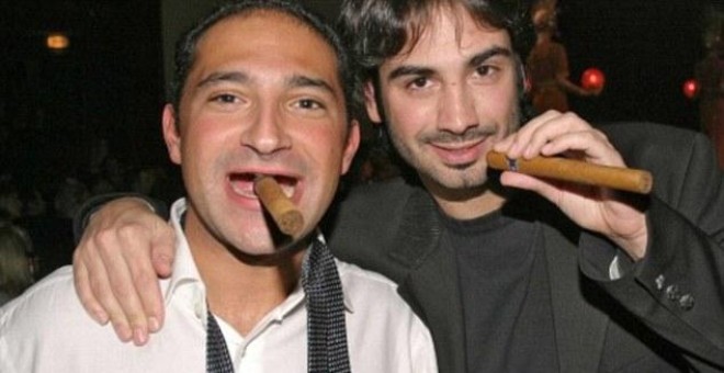 Thomas Fabius, a la izquierda, con un tabaco en la boca
