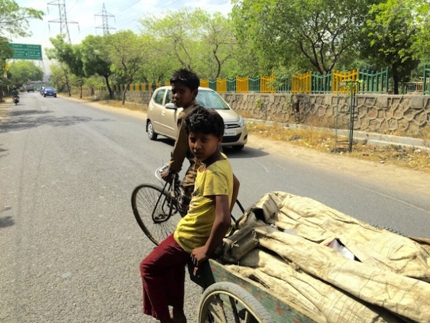 Algunos niños ganan hasta cinco dólares diarios por reciclar basura en India