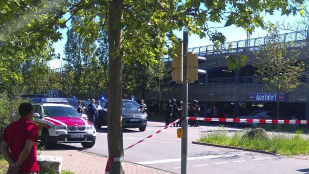 Policía alemana llegando al multicine de Viernheim