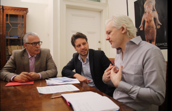 Baltazar Garzón, el canciller Guillaume Long y Julian Assange
