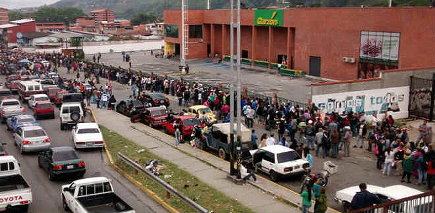 El automercado "El Garzón” en la avenida Las Américas de esta ciudad, se ha convertido en el centro de operaciones de “los bachaqueros”.