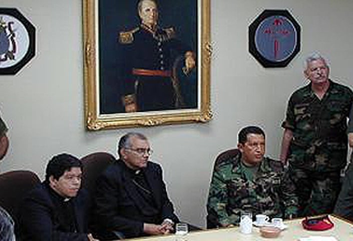 El comandante Hugo Chávez en Fuerte Tiuna, rodeado de generales, almirantes disidentes, y del presidente de la Conferencia Episcopal Venezolana, monseñor Baltazar Porras y su secretario general, José Luis Azuaje.