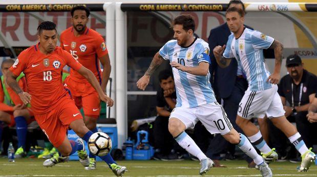 Lionel Messi capitán de la selección Argentina busca desmarcarse de los chilenos Jean Beausejour