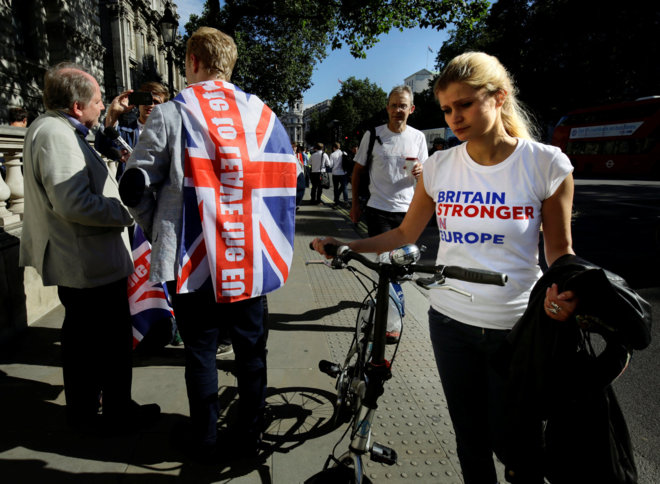 Una simpatizante de la permanencia camina junto a Downing Street en Londres