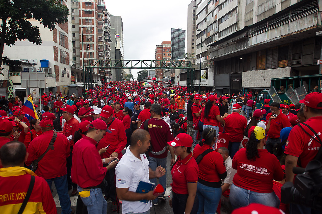 Trabajadores petroleros marchan desde la sede de Petróleos de Venezuela (Pdvsa) en La Campiña, hasta Miraflores