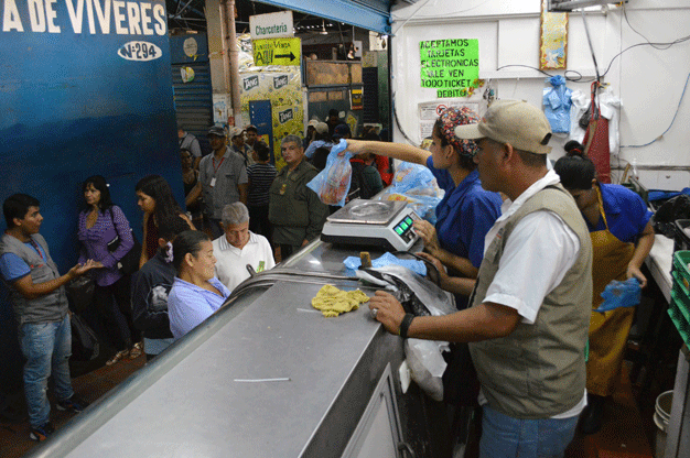 William Contreras, presidente de la Sundde, dijo que trabajan para evitar el desvío de alimentos en depósitos cercanos al mercado.