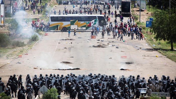 Represión policial a la marcha de maestros en la ciudad de Oaxaca, México