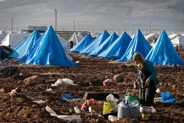 Una mujer prepara una comida en el campamento para desplazados internos Bab Al Salame, en Alepo, Siria, cerca de la frontera con Turquía, en enero de 2014. Crédito: UNOCHA