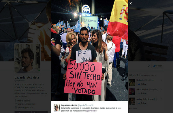 La imagen en la que unas simpatizantes del Partido Popular increpan a un vagabundo que protesta frente a la sede de la formación recorre las redes sociales y refleja el choque entre dos Españas muy desiguales.