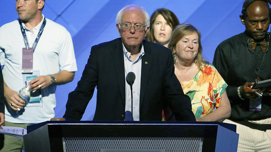 El candidato Sanders con rostro consternado por el escenario que le tocaba presenciar.