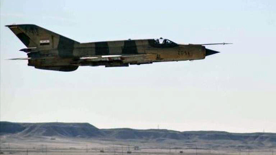 Un avión caza-bombardero tipo MiG-21 de fabricación rusa de la Fuerza Aérea Siria.