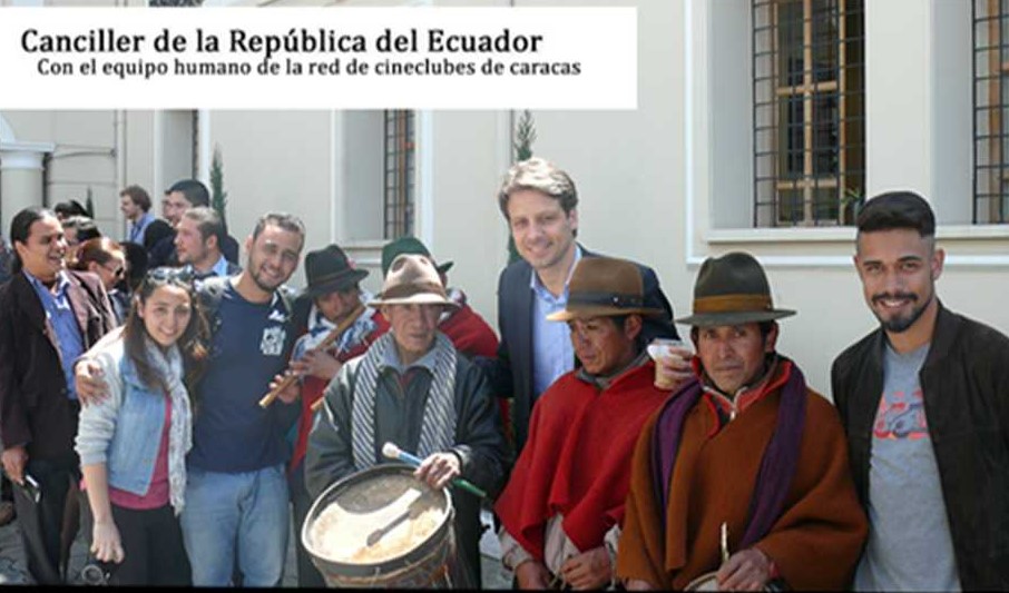 Brigadistas de Cineclubes de Caracas con el Canciller del Ecuador, en apoyo a ese pueblo hermano afectado por terremotos