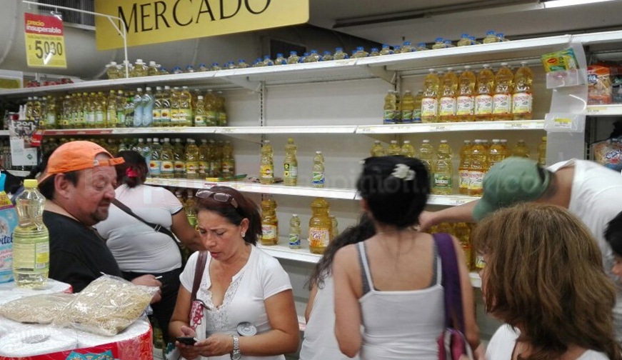 Consumidores venezolanos son captados comprando artículos en un automercado de la ciudad de Cúcuta